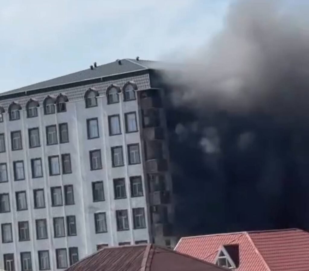 YENİLƏNİR: Xırdalanda yaşayış binasında güclü yanğın başlayıb