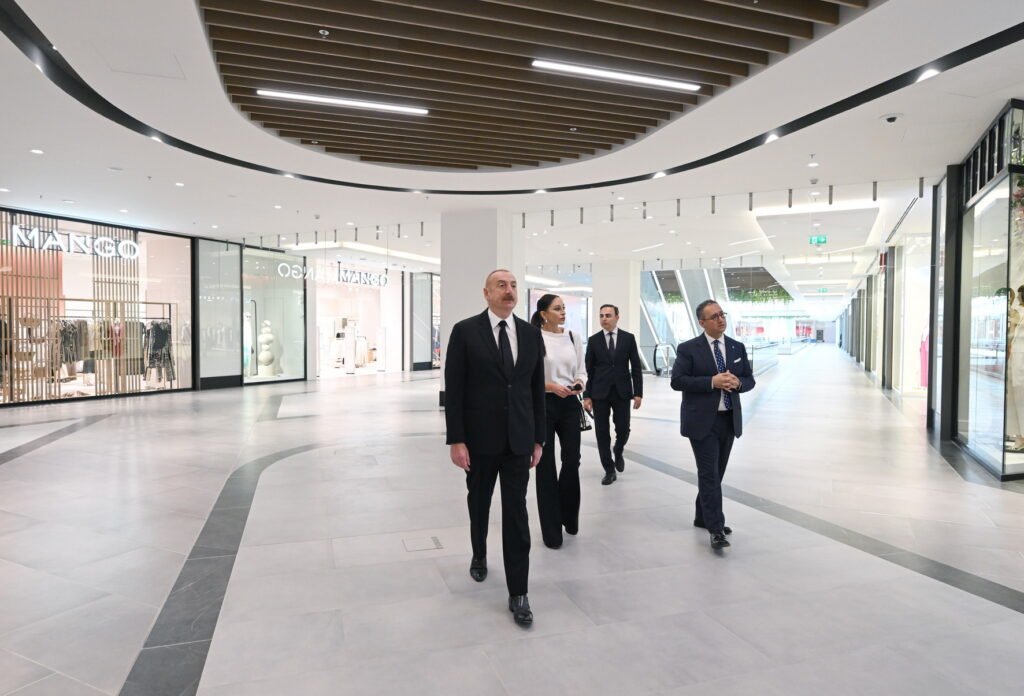 Prezident və birinci xanım “Crescent Mall” ticarət mərkəzinin açılışında iştirak ediblər
