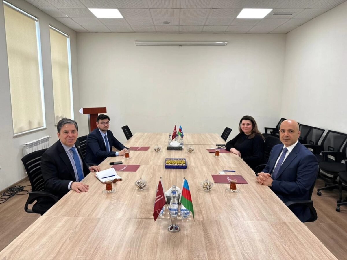 Göydəniz Qəhrəmanov Braziliya səfiri ilə turizm əlaqələrini müzakirə edib Göydəniz Qəhrəmanov Braziliya səfiri ilə turizm əlaqələrini müzakirə edib