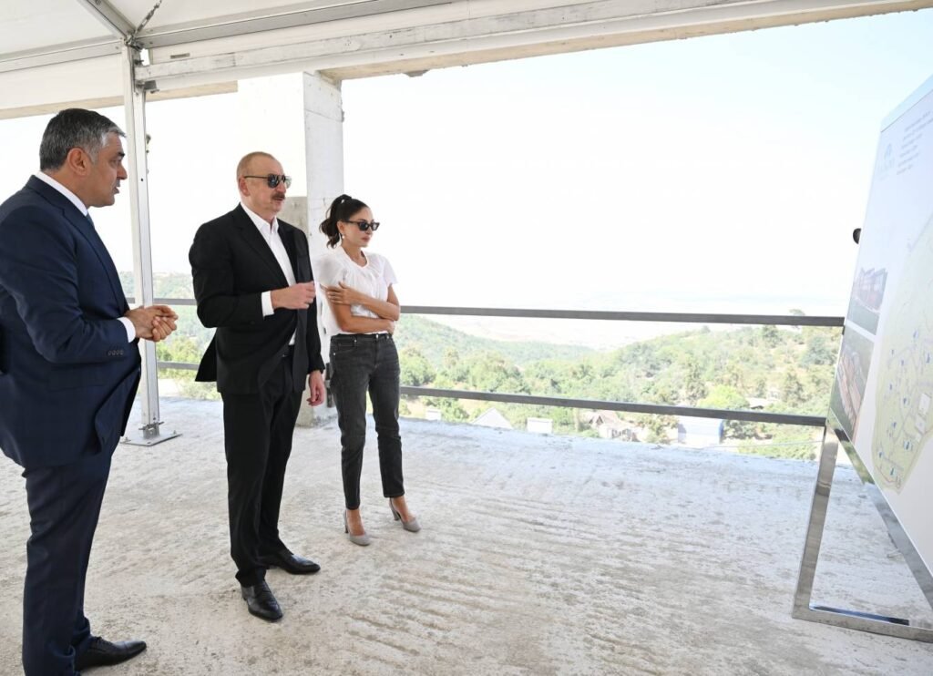İlham Əliyev və birinci xanım Mehriban Əliyeva “Hacıkənd” istirahət kompleksinin tikintisi ilə tanış olublar