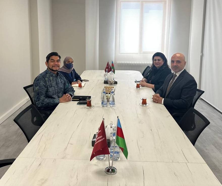 Göydəniz Qəhrmanov Malayziyanın ölkəmizdəki səfiri ilə görüşüb Göydəniz Qəhrmanov Malayziyanın ölkəmizdəki səfiri ilə görüşüb