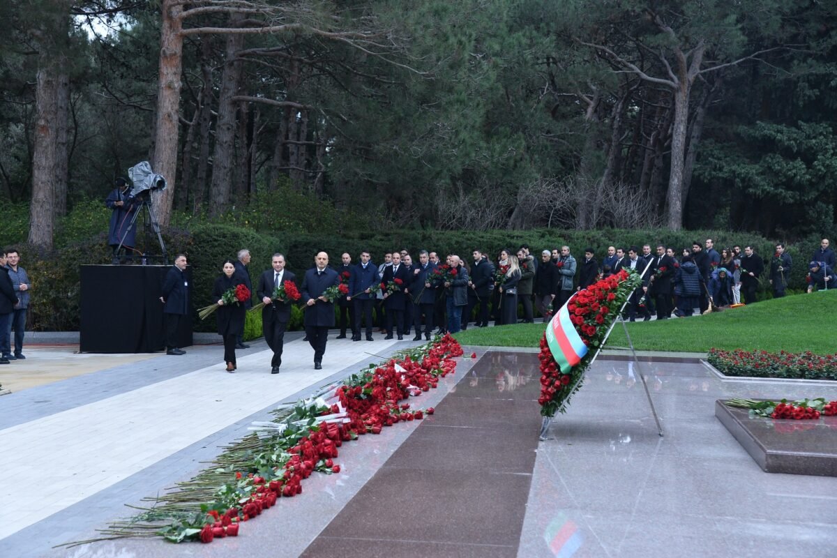 Turizm sənayesi nümayəndələri Ümummilli Lider Heydər Əliyevin məzarını ziyarət edib