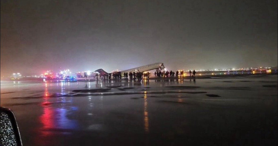 Nyu-Yorkda təyyarə eniş zamanı yanğınsöndürən maşınla toqquşdu – VİDEO