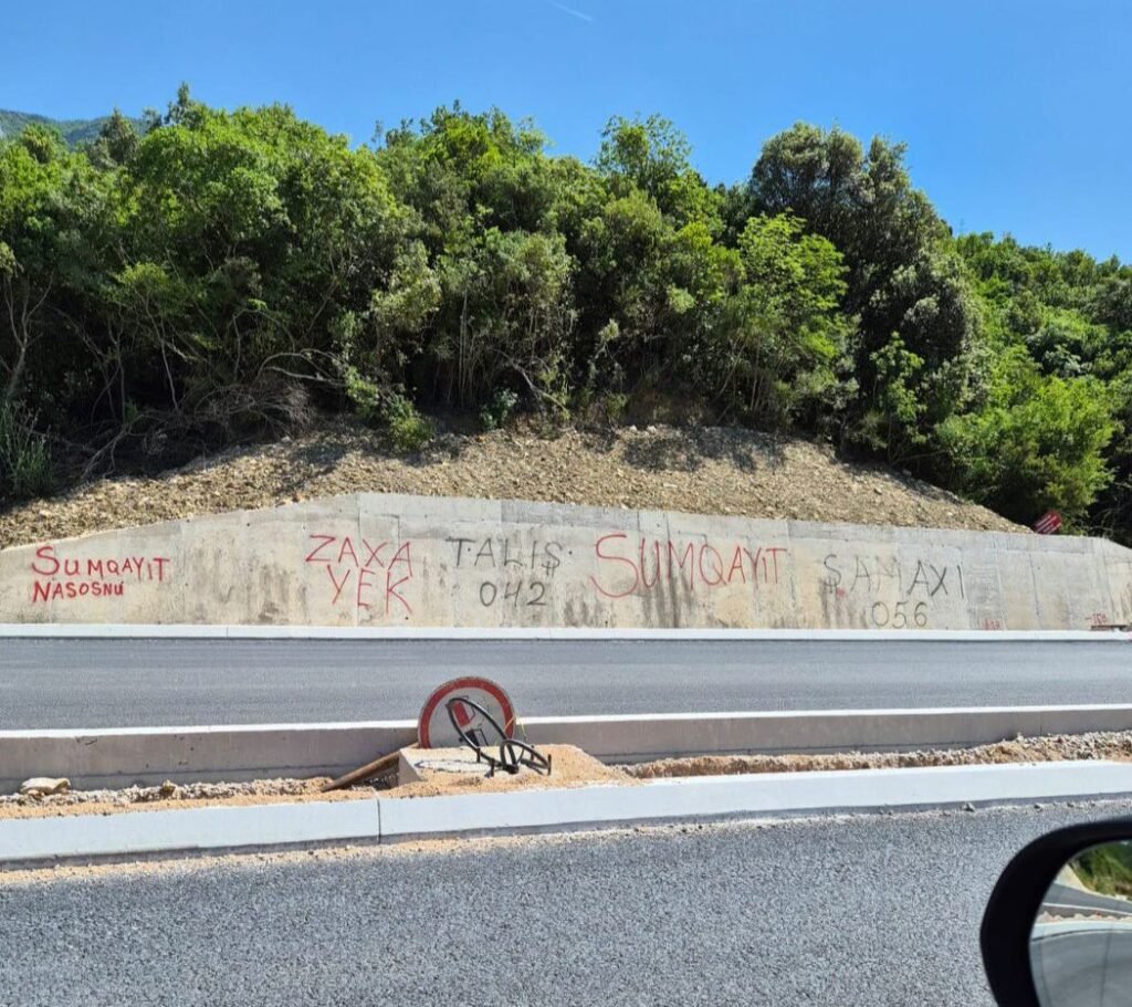 Monteneqroda Budva–Tivat yolundakı yazılar sosial şəbəkələrdə marağa səbəb olub