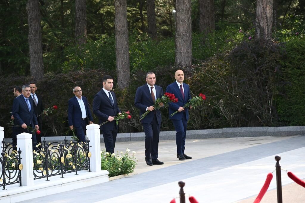 Turizmçilər Ulu Öndərin məzarını ziyarət ediblər – FOTOLAR